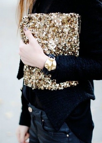 Модный лук: черный бархатный пиджак, черные кожаные джинсы скинни, золотой клатч с пайетками, черный кожаный браслет