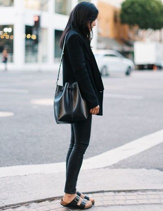 С чем носить черные кожаные сандалии на плоской подошве: Черный пиджак в сочетании с черными джинсами скинни поможет выразить твой неповторимый личный стиль и выигрышно выделиться из серой массы. Этот наряд неплохо дополнят черные кожаные сандалии на плоской подошве.