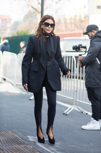 Как носить черный пиджак с черными узкими брюками в 30 лет в деловом стиле: Если ты принадлежишь к той когорте леди, которые разбираются в моде, тебе понравится лук из черного пиджака и черных узких брюк. Черные замшевые туфли станут отличным дополнением к твоему луку.