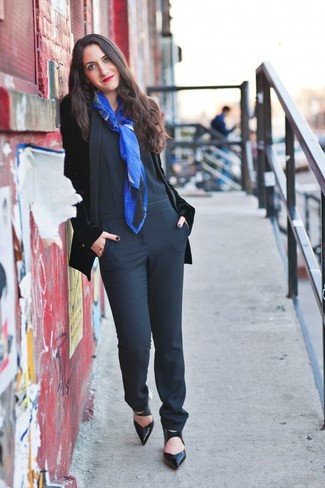 Модный лук: черный бархатный пиджак, черный комбинезон, черные кожаные туфли, синий шарф с принтом