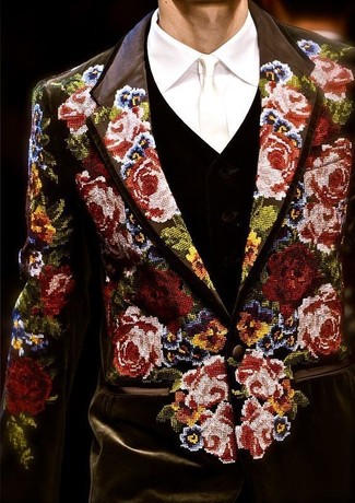 Модный лук: черный пиджак с цветочным принтом, черный свитер с v-образным вырезом, белая классическая рубашка, бежевый шелковый галстук