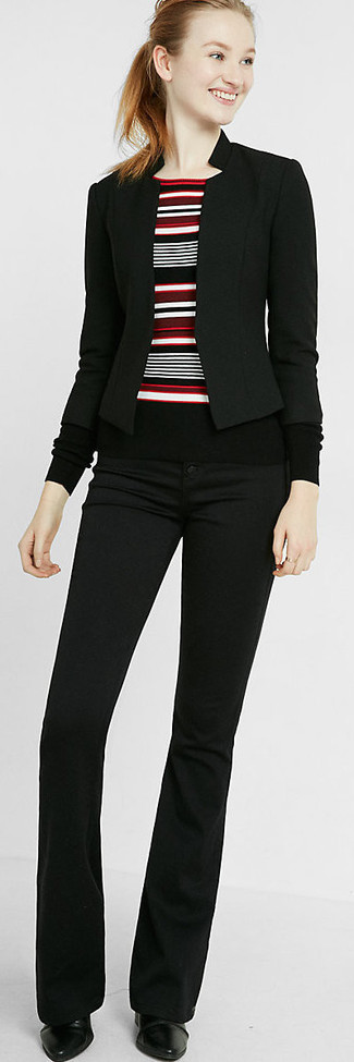 Модный лук: черный пиджак, черный свитер с круглым вырезом в горизонтальную полоску, черные узкие брюки