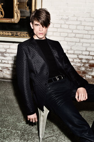 С чем носить черный сатиновый пиджак мужчине: Ансамбль из черного сатинового пиджака и черных кожаных джинсов поможет реализовать в твоем луке городской стиль современного мужчины.