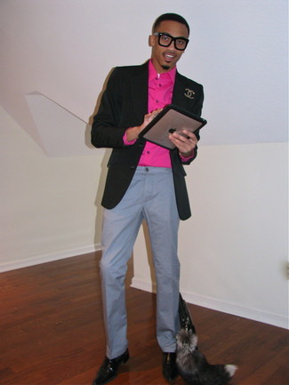 Модный лук: черный пиджак, ярко-розовая рубашка с длинным рукавом, серые брюки чинос, темно-коричневые кожаные оксфорды