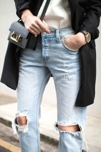 Как носить плащ с джинсами-бойфрендами: Если этот день тебе предстоит провести в движении, сочетание плаща и джинсов-бойфрендов поможет создать практичный образ в стиле кэжуал.