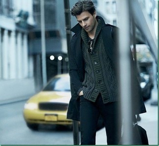 С чем носить темно-зеленый кардиган мужчине осень: Темно-зеленый кардиган и черные джинсы — идеальный вариант, если ты ищешь простой, но в то же время модный мужской лук. Сунуться на улицу в непогожий осенний день в такой одежде будет значительно легче.
