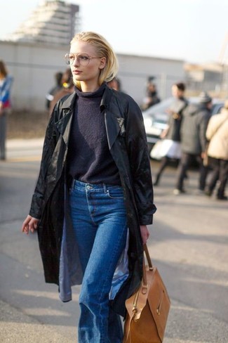 С чем носить джинсы-клеш в 30 лет: Если ты считаешь себя одной из тех женщин, неплохо ориентирующихся в модных тенденциях, тебе придется по вкусу тандем черного плаща и джинсов-клеш.