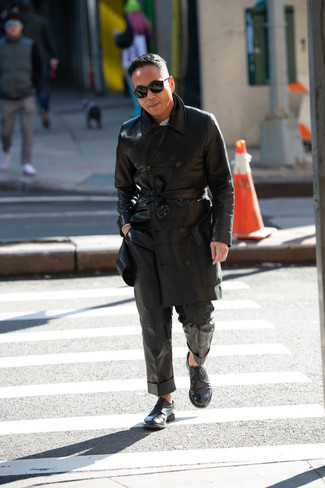 Модный мужской лук: черный кожаный плащ, черные кожаные брюки чинос, черные кожаные туфли дерби, черные солнцезащитные очки