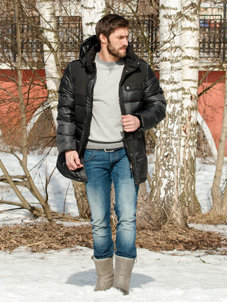 С чем носить свитшот в 30 лет мужчине в прохладную погоду: Свитшот и синие джинсы — идеальный вариант, если ты хочешь создать лёгкий, но в то же время модный мужской образ. Любители рискованных сочетаний могут завершить образ серыми угги.
