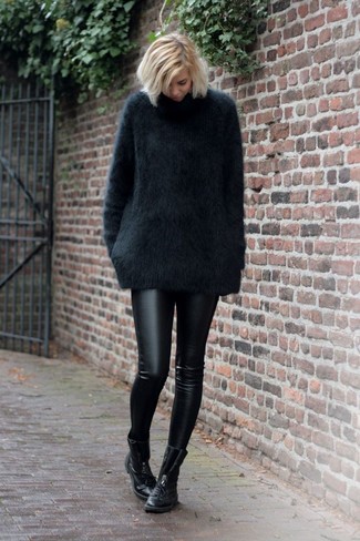 Женский черный пушистый свитер с круглым вырезом от Givenchy