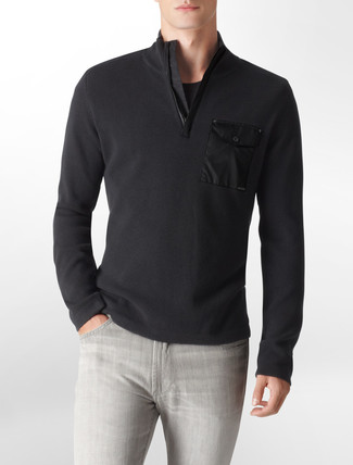 С чем носить серые джинсы мужчине: Ансамбль из черного свитера с воротником на молнии и серых джинсов поможет создать интересный мужской образ в непринужденном стиле.