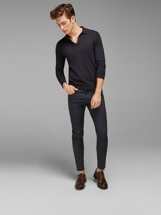 Модный лук: черный свитер с воротником поло, темно-серые джинсы, темно-коричневые кожаные туфли дерби