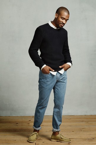 С чем носить оливковые топсайдеры в 20 лет: Черный свитер с круглым вырезом и синие джинсы прекрасно впишутся в мужской образ в расслабленном стиле. В сочетании с этим луком стильно будут смотреться оливковые топсайдеры.