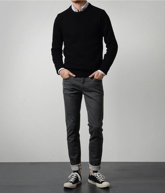 Какие свитера с круглым вырезом носить с темно-серыми джинсами в 30 лет мужчине осень в стиле кэжуал: Свитер с круглым вырезом и темно-серые джинсы — обязательные вещи в гардеробе джентльменов с классным чувством стиля. Черно-белые низкие кеды из плотной ткани станут хорошим завершением твоего образа. Яркий и стильный лук — это то, что тебе нужно в хмурую осеннюю погоду.