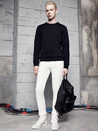 Модный лук: черный свитер с круглым вырезом, белые брюки чинос, белые кожаные высокие кеды, черный кожаный рюкзак