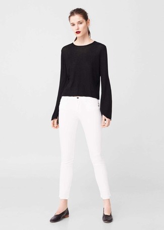 Модный лук: черный свитер с круглым вырезом, белые джинсы скинни, черные кожаные балетки