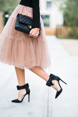 С чем носить ярко-розовую пышную юбку в 30 лет в теплую погоду в стиле смарт-кэжуал: Черный свитер с круглым вырезом и ярко-розовая пышная юбка — обязательные вещи в арсенале девушек с превосходным вкусом в одежде. Черные сатиновые туфли — отличный выбор, чтобы завершить образ.
