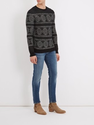 Модный лук: черный свитер с круглым вырезом с жаккардовым узором, синие джинсы, светло-коричневые замшевые ковбойские сапоги
