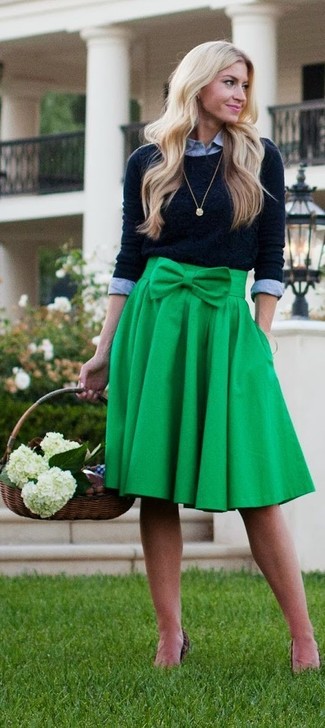 С чем носить темно-серую классическую рубашку в 30 лет женщине в теплую погоду в стиле смарт-кэжуал: Темно-серая классическая рубашка и зеленая юбка-миди со складками — это тот образ, в котором ты неизменно будешь притягивать взгляды окружающих.