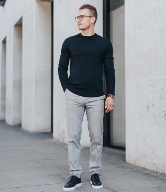 Какие низкие кеды носить с серыми классическими брюками мужчине в теплую погоду: Черный свитер с круглым вырезом смотрится стильно в тандеме с серыми классическими брюками. Выбирая обувь, можно немного поэкспериментировать и завершить лук низкими кедами.