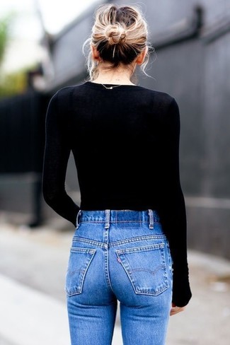 Как носить синие джинсы скинни с черным свитером с круглым вырезом осень в стиле смарт-кэжуал: Дуэт черного свитера с круглым вырезом и синих джинсов скинни поможет создать незаезженный образ в повседневном стиле. Разве это не идеальный вариант на весенне-осенний период?