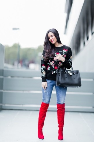 Какие джинсы носить с черным свитером с круглым вырезом женщине: Если в одежде ты делаешь ставку на удобство и функциональность, черный свитер с круглым вырезом и джинсы — великолепный вариант для привлекательного повседневного наряда. Очень органично здесь смотрятся красные замшевые ботфорты.