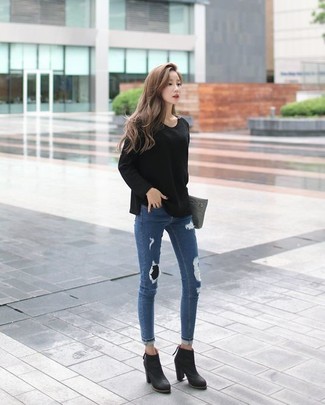 С чем носить темно-синие джинсы женщине в теплую погоду в стиле кэжуал: Если в одежде ты ценишь удобство и практичность, черный свитер с круглым вырезом и темно-синие джинсы — великолепный выбор для привлекательного повседневного лука. Черные кожаные ботильоны станут великолепным завершением твоего наряда.