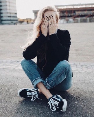 С чем носить черные кеды женщине: Черный свитер с круглым вырезом и синие джинсы — превосходная идея для расслабленного, но модного лука. Такой лук несложно адаптировать к повседневным нуждам, если дополнить его черными кедами.