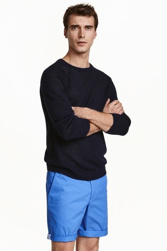 С чем носить темно-синие шорты мужчине в теплую погоду: Лук из черного свитера с круглым вырезом и темно-синих шорт смотрится привлекательно и модно.