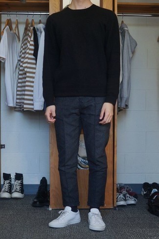 Модный лук: черный свитер с круглым вырезом, темно-серые шерстяные брюки чинос, белые кожаные низкие кеды, черные носки