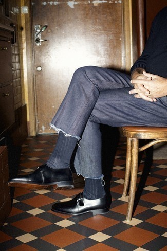 Какие джинсы носить с черно-белым свитером с круглым вырезом в 30 лет мужчине: Черно-белый свитер с круглым вырезом в паре с джинсами — замечательный вариант для воплощения мужского образа в элегантно-деловом стиле. В паре с черными кожаными монками такой образ выглядит особенно выигрышно.