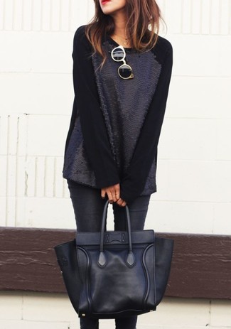 Какие джинсы носить с черным свитером с круглым вырезом женщине: Черный свитер с круглым вырезом и джинсы — неотъемлемые элементы в гардеробе женщин с хорошим вкусом в одежде.
