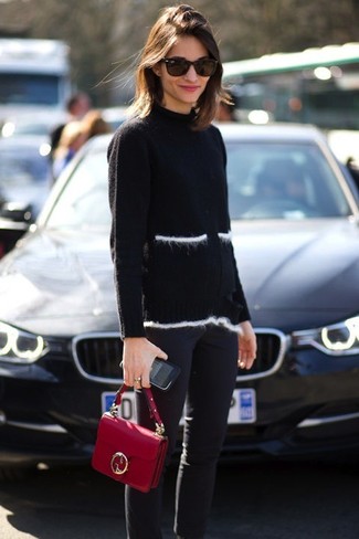 С чем носить красную сумочку: Черный свитер с круглым вырезом и красная сумочка — стильный выбор девчонок, которые постоянно в движении.