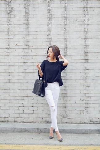 С чем носить черную сумку-саквояж в стиле кэжуал: Черный свободный свитер и черная сумка-саквояж — стильный выбор дам, которые всегда в движении. Бежевые кожаные туфли станут прекрасным дополнением к твоему луку.