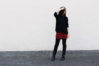 Модный лук: черный свободный свитер, красное платье-рубашка в клетку, черные узкие брюки, черные кожаные сапоги