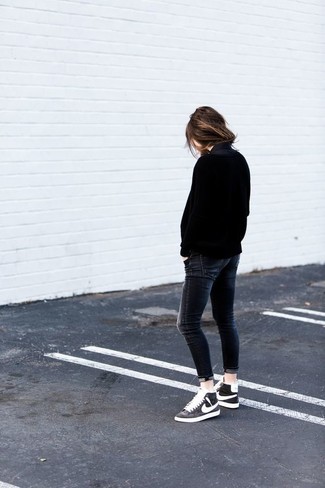 Какие джинсы носить с черно-белыми высокими кедами женщине: Черный свободный свитер и джинсы помогут создать несложный и комфортный лук для выходного дня в парке или развлекательном центре. Весьма неплохо здесь будут смотреться черно-белые высокие кеды.