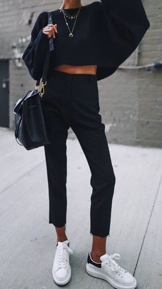 С чем носить черный вязаный свободный свитер в стиле кэжуал: Черный вязаный свободный свитер и черные классические брюки без сомнений украсят гардероб любой женщины. Белые кожаные низкие кеды гарантируют удобство в движении.
