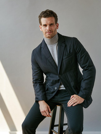 Какие пиджаки носить с темно-серой водолазкой мужчине в теплую погоду: Комбо из пиджака и темно-серой водолазки может стать отличным офисным луком.