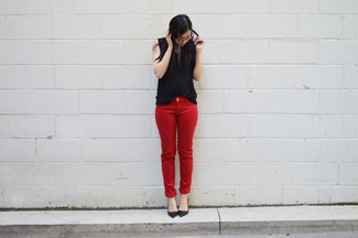 С чем носить темно-красные джинсы женщине в жару: Черный топ без рукавов и темно-красные джинсы — хороший выбор, если ты ищешь расслабленный, но в то же время модный ансамбль. В паре с этим луком чудесно будут выглядеть черные кожаные туфли.