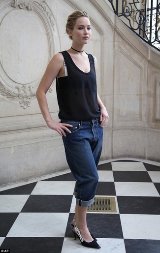 Как Jennifer Lawrence носит Черный топ без рукавов, Черные джинсы-бойфренды, Черные замшевые туфли
