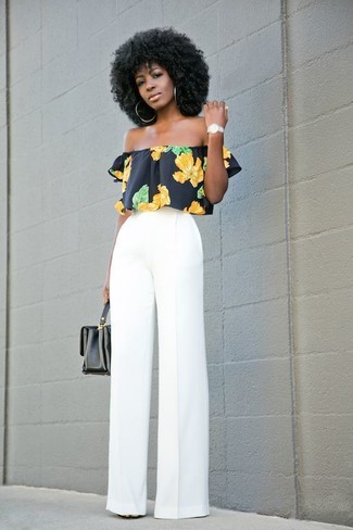 С чем носить белые брюки женщине: Черный топ с открытыми плечами с цветочным принтом и белые брюки — превосходная идея для несложного, но стильного лука.