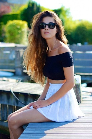 Какие укороченные топы носить с белой короткой юбкой-солнце в 30 лет: Если ты не любишь воспринимать моду слишком серьезно, тебе понравится этот наряд из укороченного топа и белой короткой юбки-солнце.