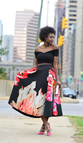 Модный лук: черный укороченный топ, черная пышная юбка с цветочным принтом, ярко-розовые кожаные туфли, золотой клатч