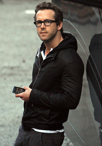 Как Ryan Reynolds носит Черный худи, Белая футболка с круглым вырезом, Темно-серые брюки чинос