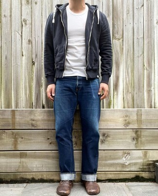 С чем носить темно-синие джинсы мужчине весна: Черный худи в паре с темно-синими джинсами поможет выразить твой личный стиль и выгодно выделиться из толпы. Если ты не боишься соединять в своих луках разные стили, на ноги можно надеть темно-коричневые кожаные лоферы. Когда зимнее время года отступает и сменяется в весеннее время года, нам, мужчинам, хочется выглядеть модно, излучать природную силу и уверенность в себе и обращать на себя взоры красивых девушек. Подобный лук однозначно поможет достичь именно этого.