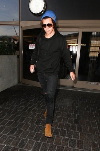 Как Harry Styles носит Черный худи, Черные зауженные джинсы, Светло-коричневые замшевые ботинки челси, Синяя шапка