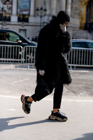 С чем носить черную шубу в 30 лет мужчине в холод: Черная шуба в паре с черными брюками чинос поможет подчеркнуть твою индивидуальность и выделиться из толпы. Заверши образ черными кроссовками, если боишься, что он получится слишком вычурным.