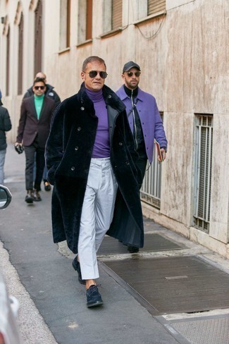 С чем носить пурпурный свитер за 50 лет мужчине в прохладную погоду: В пурпурном свитере и белых брюках чинос можно пойти на свидание в непринужденной обстановке или провести выходной день, когда в планах поход в кино или на квест. Любители экспериментировать могут закончить образ темно-синими замшевыми туфлями дерби, тем самым добавив в него немного нарядности.