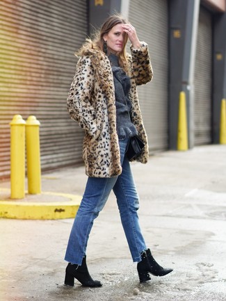 С чем носить свитер в 30 лет женщине в холод: Стань воплощением стиля в свитере и синих джинсах. Пара черных кожаных ботильонов свяжет образ воедино.