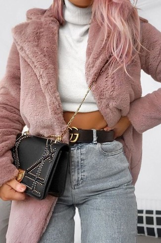 С чем носить розовую шубу в 20 лет в прохладную погоду в деловом стиле: Лук из розовой шубы и серых джинсов скинни поможет выглядеть модно, но при этом выразить твой индивидуальный стиль.